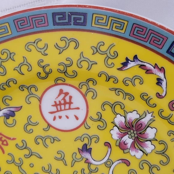 Set of 3- Mun Shou-Yellow Dinner Plates - Picture 5 of 8